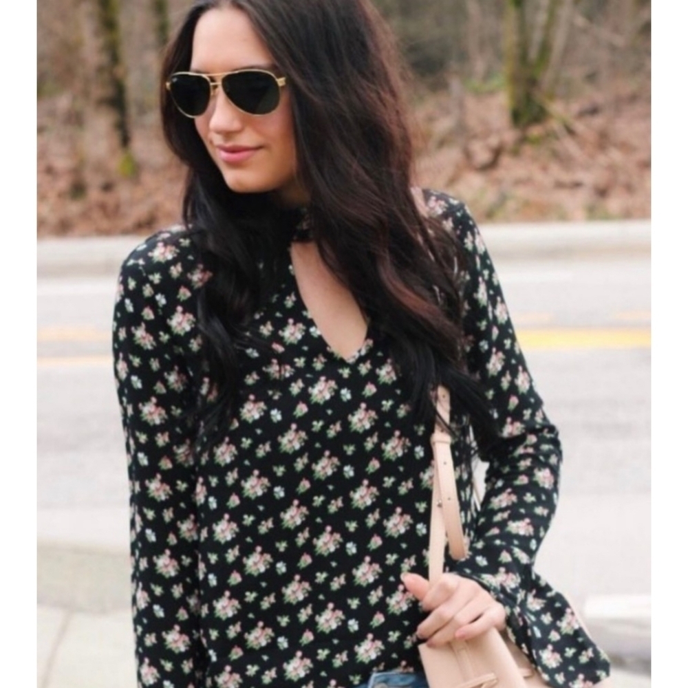 Forever 21 Flare sleeve Floral top Black Size M